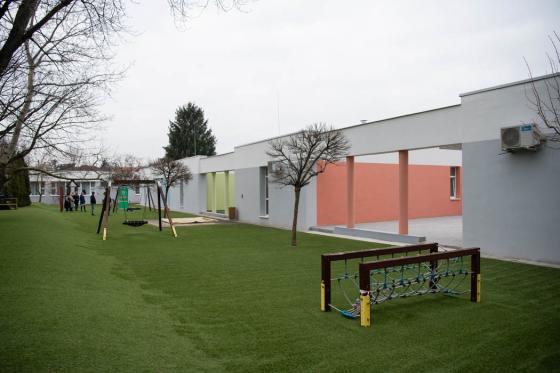 Az új szigeteléssel ellátott Szentmihályi Játszókert Óvoda épülete és udvara.