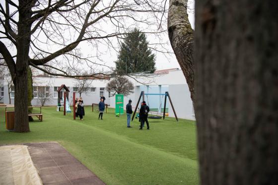 Az új szigeteléssel ellátott Szentmihályi Játszókert Óvoda épülete és udvara.