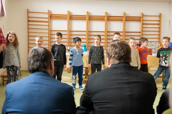 A Szentmihályi Játszókert Óvoda óvodásainak ünnepi műsorát nézi Kovács Péter polgármester és Horváth Ádám körzeti képviselő.