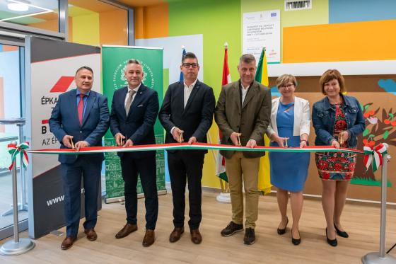 az ünnepélyes szalagátvágás