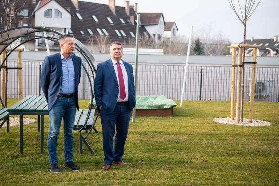 Kovács Péter polgármester megtekinti az új udvart