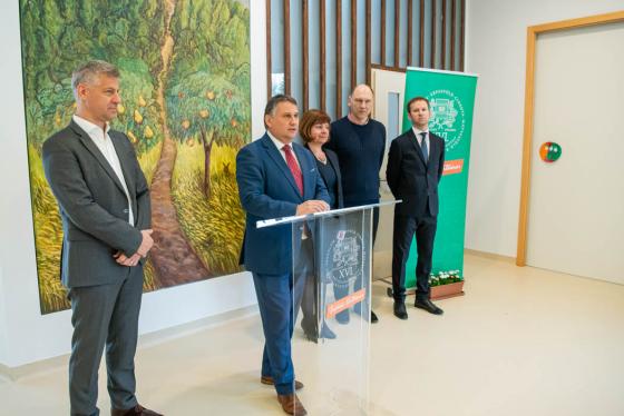 ünnepélyes átadó, a képen Kovács Péter polgármester, Ács Anikó alpolgármester asszony, Szász József alpolgármester, Szatmáry Kristóf országgyűlési képviselő és Antalóczy Csaba önkormányzati képviselő