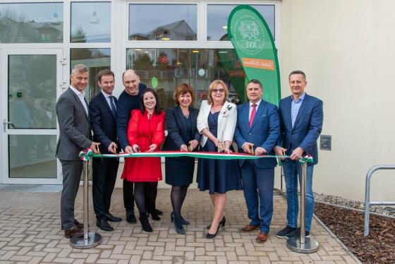 Az ünnepélyes szalagátvágás