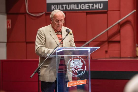 Dr. Szőke Tibor, a Helyi Választási Bizottság elnöke beszédet mond az Erzsébetligeti Színházban a képviselő-testület előtt.