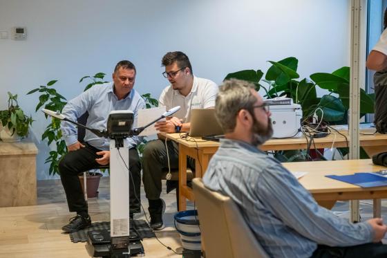 Egészségügyi felmérés a házasságkötő teremben, Kovács Péter polgármester hallgatja az eredményeket.