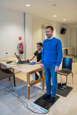 Egészségügyi felmérés a házasságkötő teremben, Antalóczy Csaba önkormányzati képviselő részt vesz egy felmérésben.