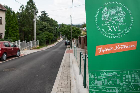 A megújult Felcsúti utca az Önkormányzat logójával.