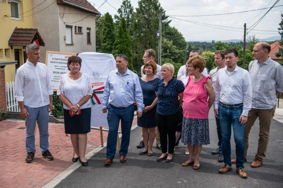A felújított Felcsúti utca átadója. A képen: Szatmáry Kristóf, országgyűlési képviselő, Zánkai Péterné, önkormányzati kapcsolattartó, Kovács Péter polgármester, Kovács Raymund önkormányzati képviselő, Ács Anikó alpolgármester, Simon Marianna önkormányzati kapcsolattartó, Horváth Ádám önkormányzati képviselő, Dr. Herbszet Ernikő, önkormányzati képviselőjelölt, Dr. Környeiné Rátz Katalin önkormányzati képviselő, Antalóczy Csaba önkormányzati képviselő, Dobre Dániel önkormányzati képviselő és Szász József alpo