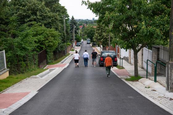 A felújított Felcsúti utca.