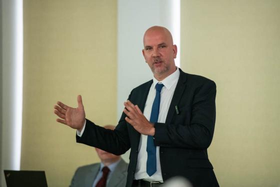 Csillik Kristóf, a Kerületgazda Szolgáltató Szervezet igazgatója előadást tart