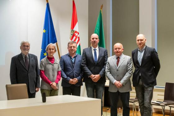 Csoportkép az előadókról és Szász József alpolgármester, Ádám Attila István főkertész