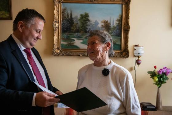 Györgyike megkapja az emléklapot