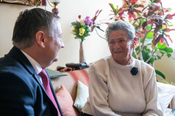 Kovács Péter polgármester és Zelei Ferencné Györgyike beszélgetnek