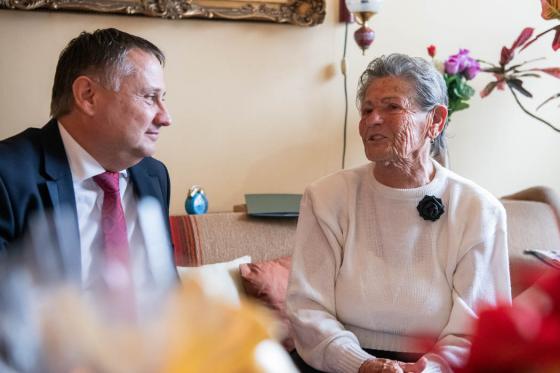 Kovács Péter polgármester és Zelei Ferencné Györgyike beszélgetnek