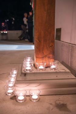 Mécsesek a Tóth Ilonka Emlékháznál