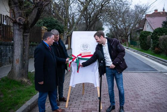 Kovács Péter polgármester, Szatmáry Kristóf országgyűlési képviselő és Antalóczy Csaba önkormányzati képviselő leleplezi az útátadó táblát