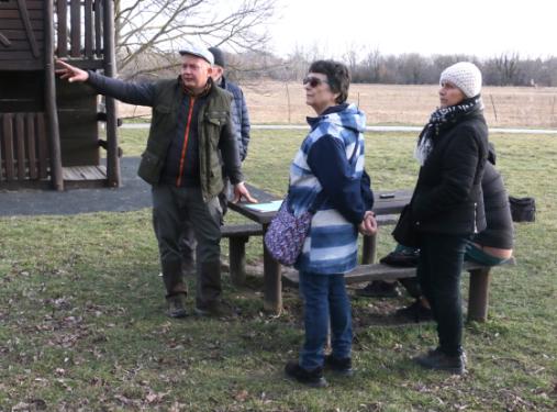 Ádám Attila István főkertész mutatja a leendő botanikai tanösvényt a Zúgó-pataknál a megjelenteknek.