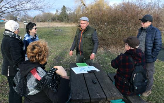 Ádám Attila István főkertész beszélget a leendő zúgó-pataki botanikai tanösvénynél a megjelentekkel.