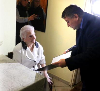 Kolozsvári József Jánosnét köszönti Kovács Péter polgármester kilencvenedik születésnapja alkalmából.