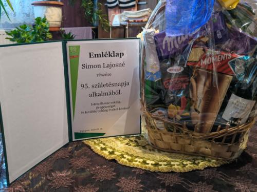 Simon Lajosné Angyalka ünnepelt és Ács Anikó alpolgármester beszélget.