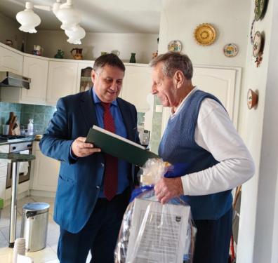 Kovács Péter polgármester köszönti Grósz Sándort 90. születésnapja alkalmából