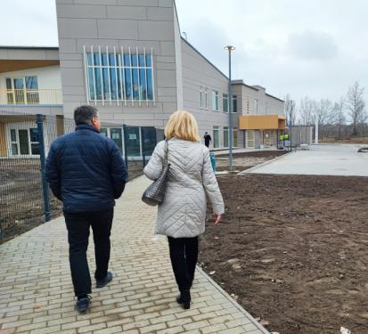 Kovács Péter polgármester és Mikulás Franciska intézményvezető az udvari bejáráson