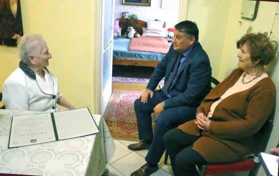 Kolozsvári József Jánosné, Kovács Péter polgármester és dr. Környeiné Rátz Katalin beszélgetnek.