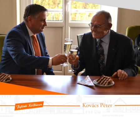 Kovács Péter polgármester köszönti Mohácsi Ferencet