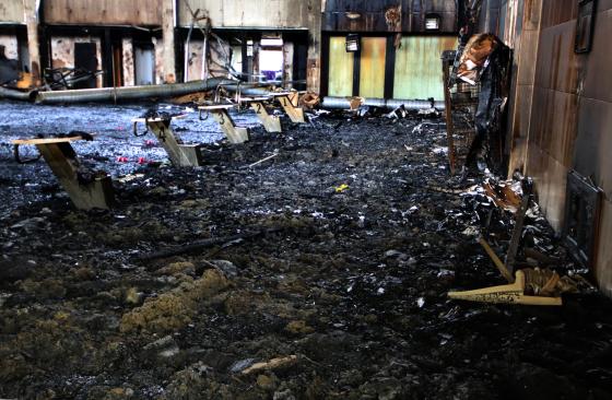 A leégett Konrád Ferenc Uszoda elkormosodott medencetere.