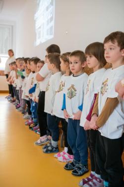 A Gyerekkuckó Óvoda óvodásai műsorral kedveskednek a vendégeknek.