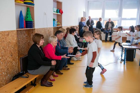 A Gyerekkuckó Óvoda óvodásai ajándékkal kedveskednek a vendégeknek.