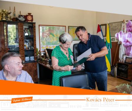 Kovács Péter polgármester átadja az ünnepeltnek járó emléklapot.