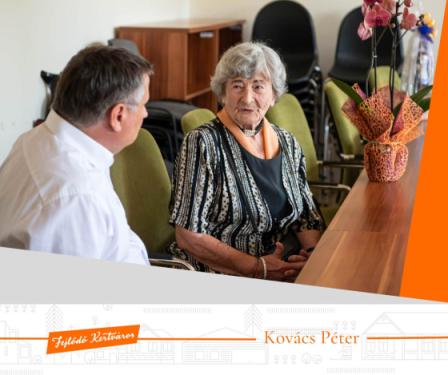 Kovács Péter polgármester és Edit néni beszélget