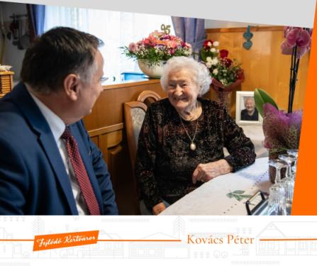 Kovács Péter polgármester úr beszélget Ilonka nénivel