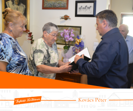 Kovács Péter polgármester átadja a miniszterelnöki oklevelet az ünnepeltnek