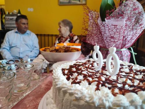 Kovács Péter polgármester köszönti Kati nénit.