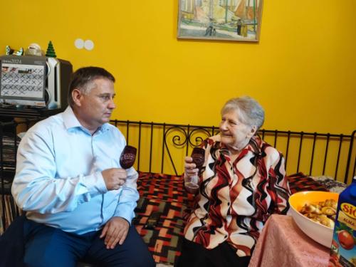 Kovács Péter polgármester és Kati néni koccintanak.