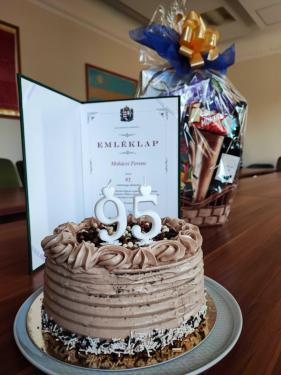 Mohácsi Ferenc emléklapja és a születésnapi torta
