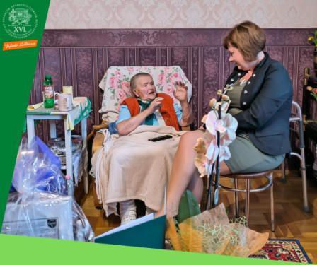 Simon Lajosné Angyalka ünnepelt és Ács Anikó alpolgármester beszélget.