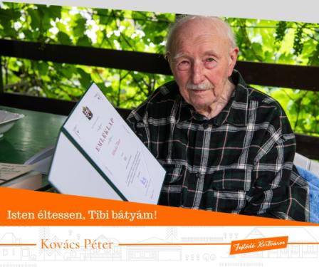 Mihala Tibor a kapott emléklappal