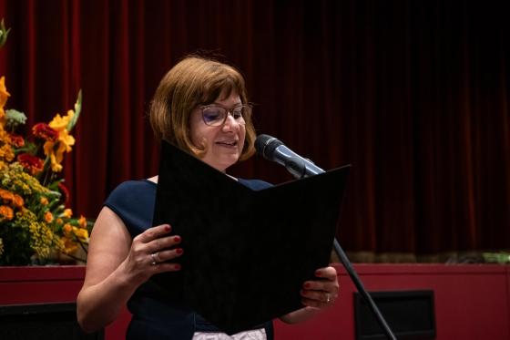 Ács Anikó alpolgármester felolvassa az elismerésben részesülő laudációját