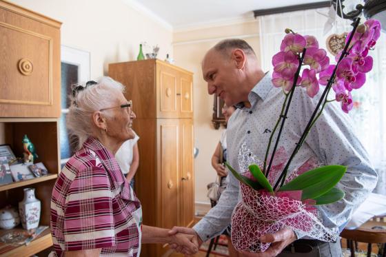 Szabó Imrénét köszönti virággal Szász József alpolgármester.