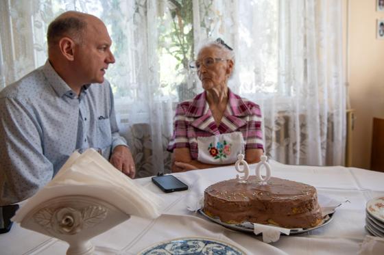 Szabó Imrénét köszönti Szász József alpolgármester.