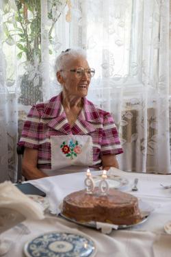 Szabó Imréné köszöntése tortával.