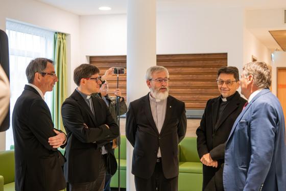 A képen a szentelést és áldást adó lelkészek, valamint polgármester úr látható a képen.