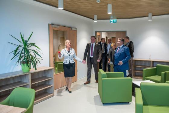 Mikluás Franciska intézményvezető asszony bejárást tart