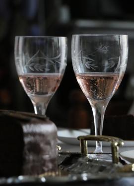 Két pohár, benne rosészínű ital