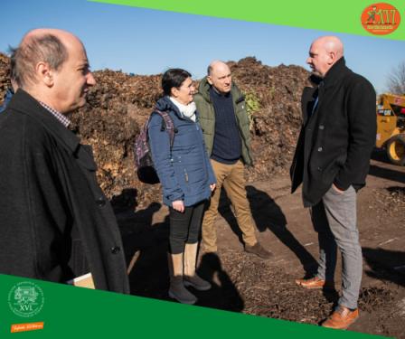 Az Agrárminisztérium delegáltjaival beszélget Szász József alpolgármester és Csillik Kristóf, a Kerületgazda vezetője a Kertvárosi Komposzttelepen