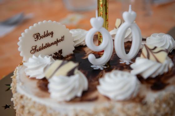 az ünnepelt tortája