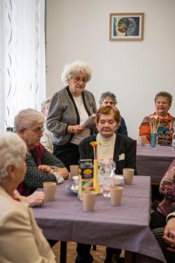 az egyik klubtag verssel köszönti az ünnepeltet